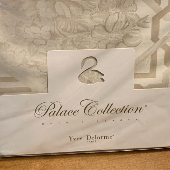 Yves Delorme Paris “Enlacer” Queen Duvet coverNEW with tags.